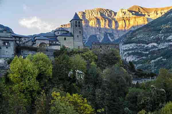 Huesca - Torla-Ordesa 09 - iglesia de san Salvador.jpg